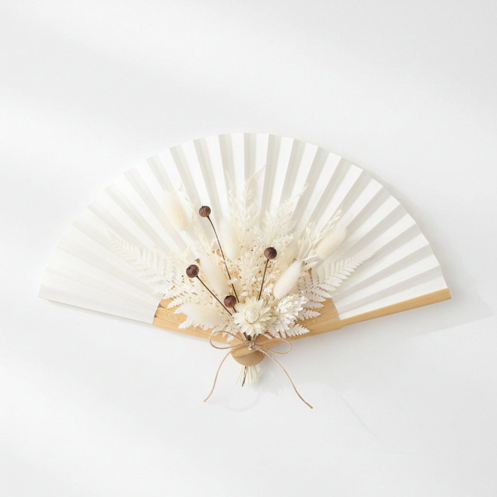 Vějíř papírový – krémový 21 × 36 cm, dekorace pro boho aranžmá a svatební výzdobu